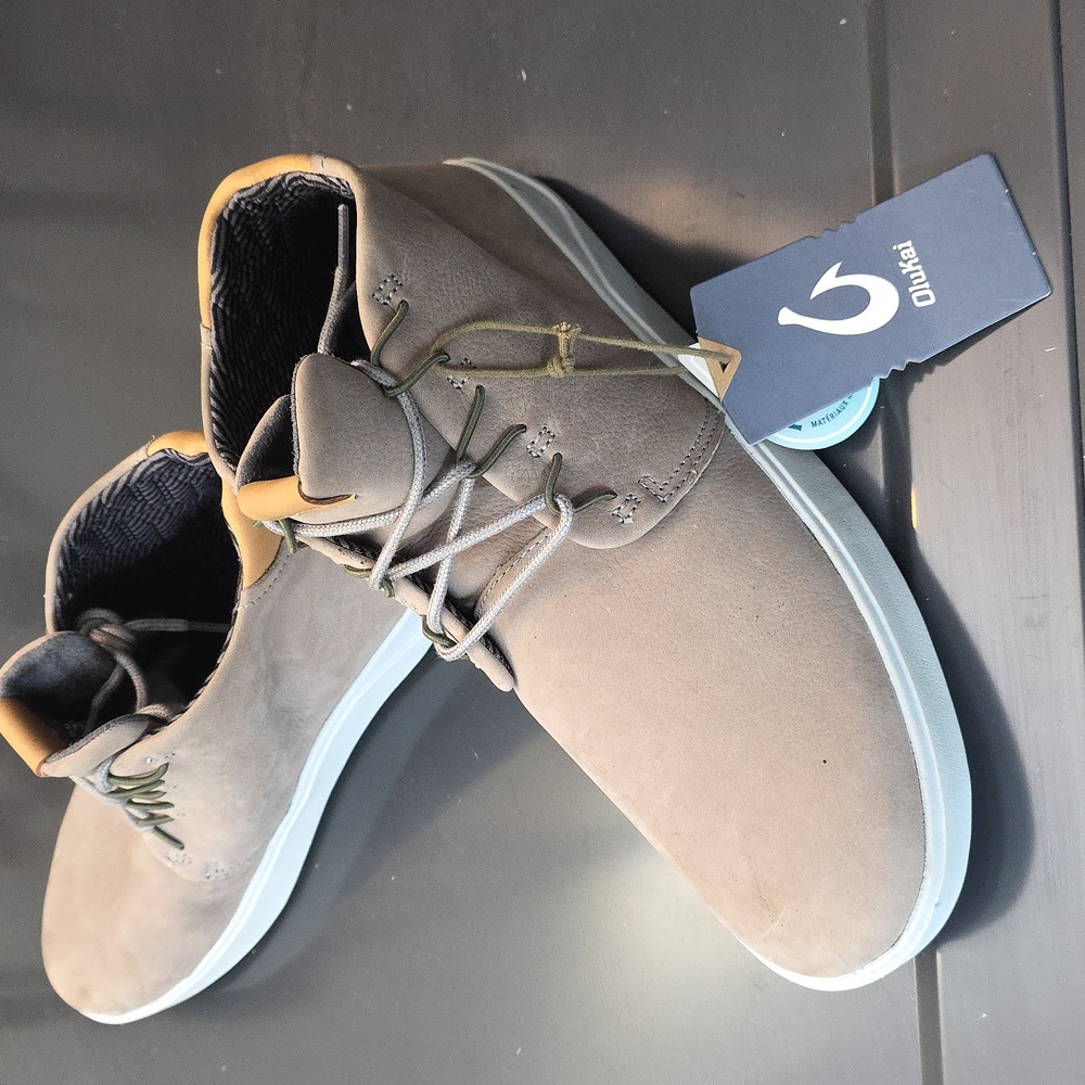 NWT Men’s OluKai "NANA HELE" in Color Fog/Fog. Size 12